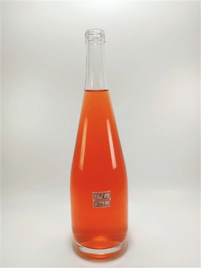 750 ml skaidrus stiklo alkoholinių gėrimų butelis